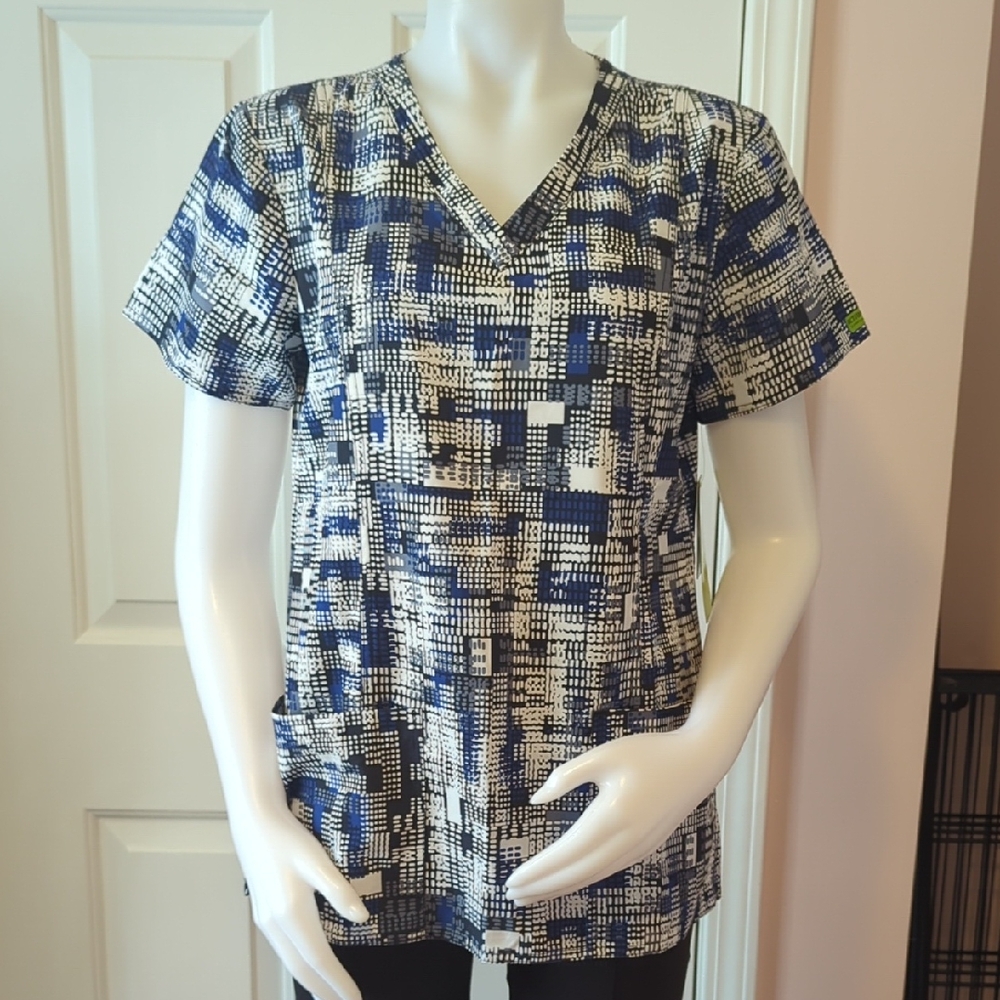 Activate by Med Couture Women's Patterned V Neck Scrub Top With Pockets Size M